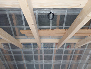 Zateplení stropu rodinného domu pomocí foukané izolace